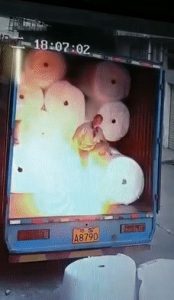 人身体带电与车厢金属板接触导致珍珠棉易燃-爱上低电量 - 静电防护(ESD)圈-记录工厂ESD&环境知识点学习分享